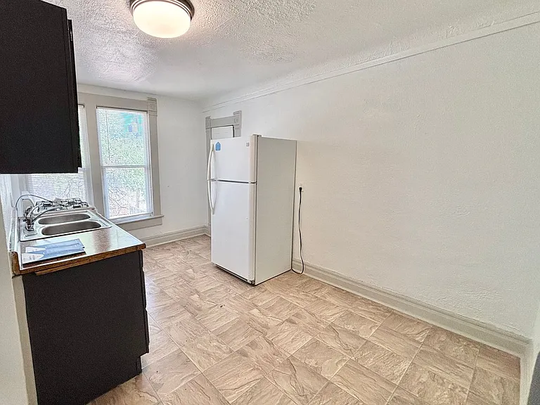 1403 E. 3rd St. — Photo 6