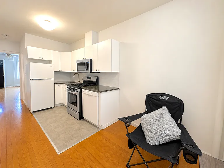 141 N 8th St #2R — Photo 3