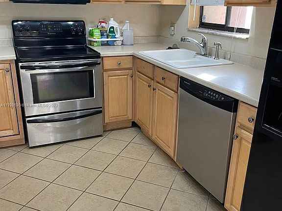 4th image of 5012 SW 40th Ave #5012