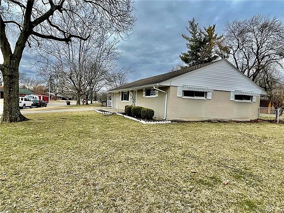 3rd image of 1601 Lanbury Dr