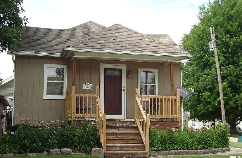 1st image of 685 E 3rd St