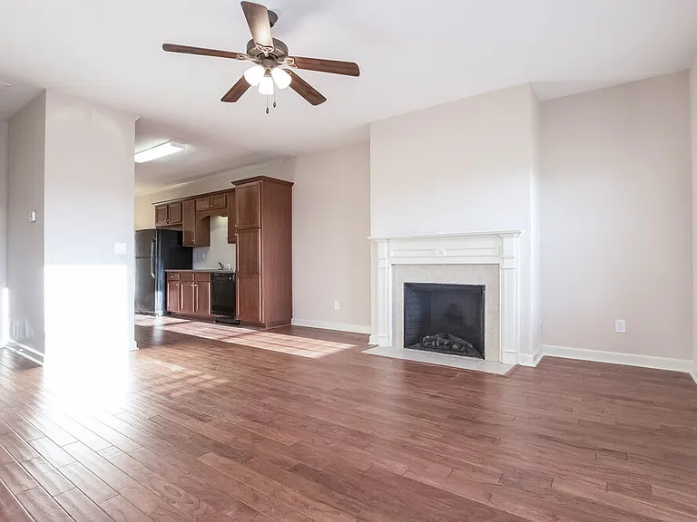 537 Pringle Dr — Photo 3