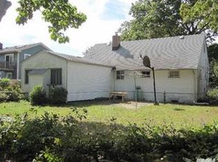 1129 Riley St, Bay Shore, NY 11706