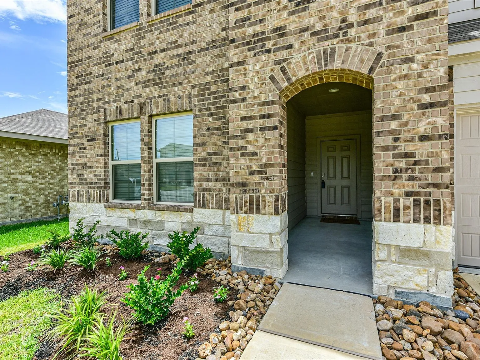4 bed, 2300 sqft, $2,250 — Photo 3