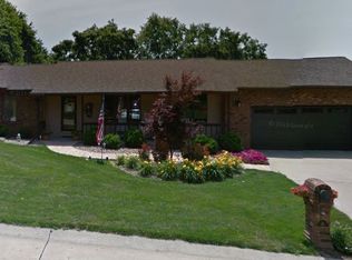18 Highland Dr, Belleville, IL 62226