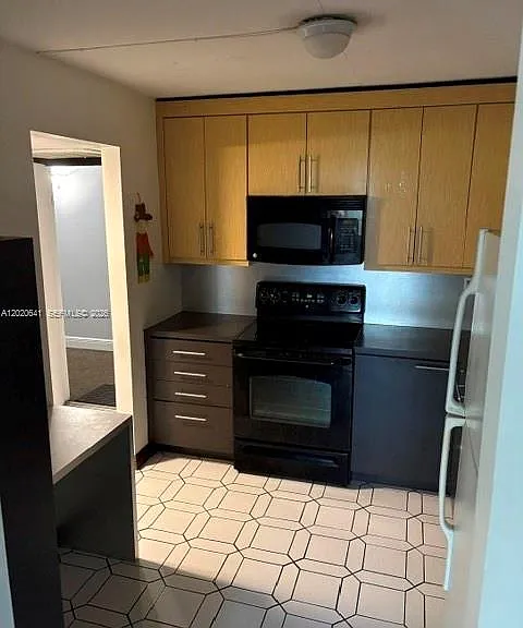 2781 Taft St #411 — Photo 3