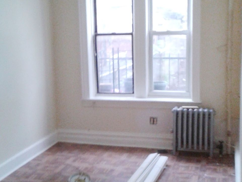 2nd image of 213 E 95th St APT 1R