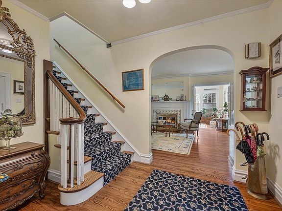 3rd image of 220 Maple Ave