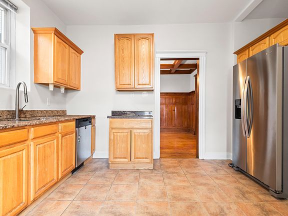 4th image of 162 Fairview Ave APT 1R