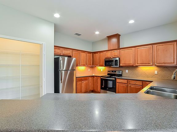 3rd image of 1140 Cathcart Cir