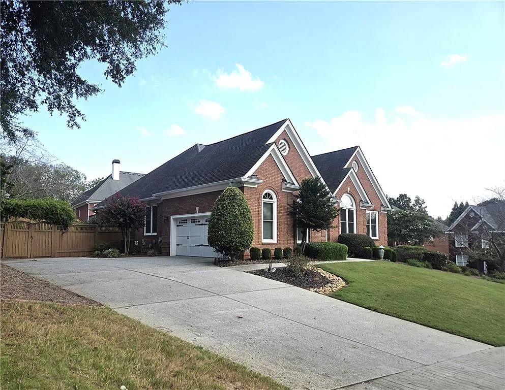 4 bed, 3.0 bath, 3806 sqft, $3,400 — Photo 2