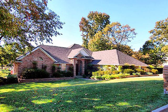 2nd image of 3208 Lake Forest Dr