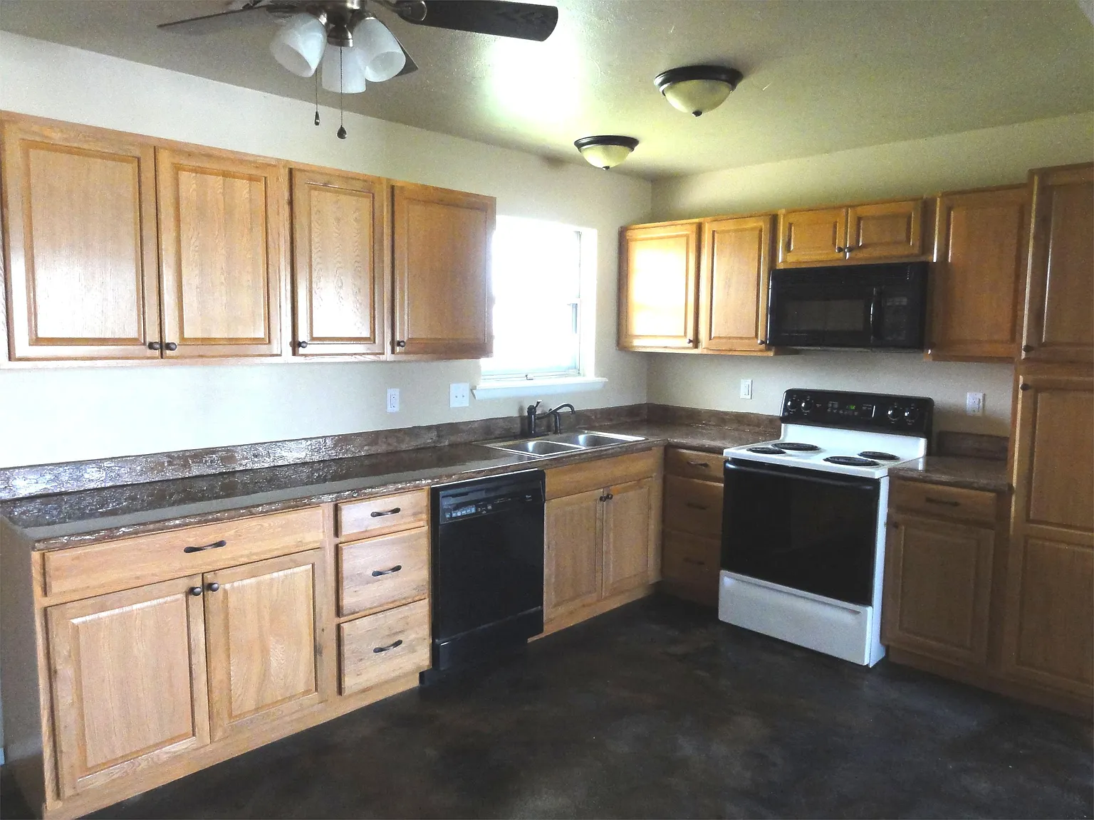 212 Barbara S - House — Photo 2