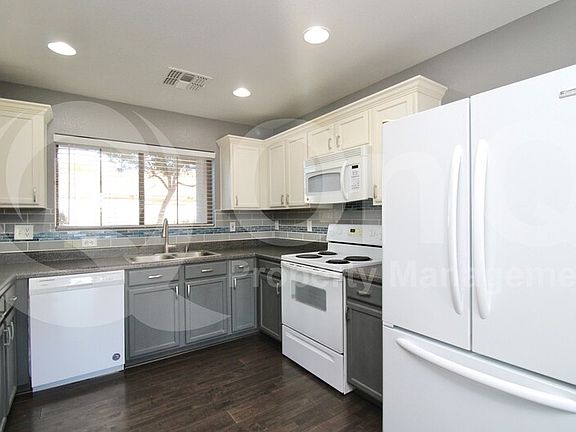 4th image of 1081 E Lowell Ave