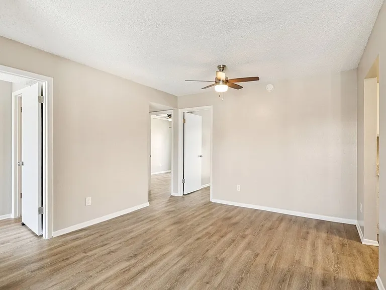 12th & Beach Apartments — Photo 23