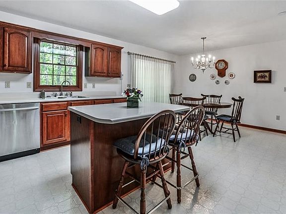 5th image of 218 Whispering Oaks Dr