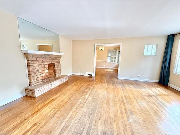 5th image of 2076 Azalea Cir