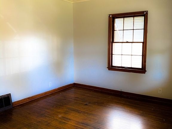 3rd image of 1140 Powell Ave