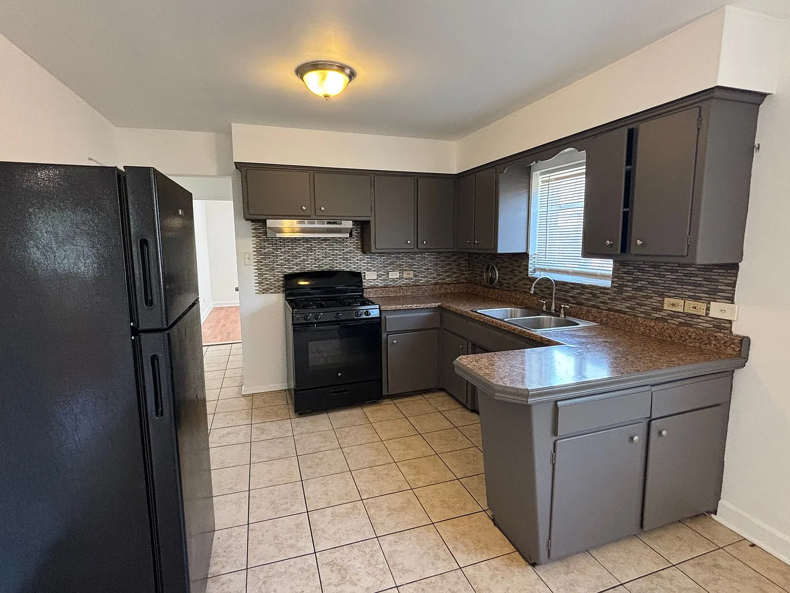 3 bed, 1.0 bath, 1175 sqft, $1,575 — Photo 4