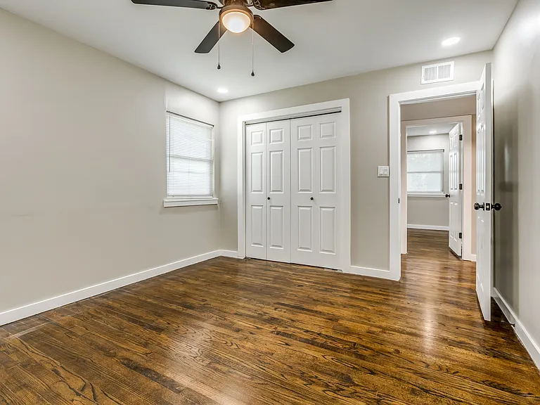 409 NE Myers Ave — Photo 8