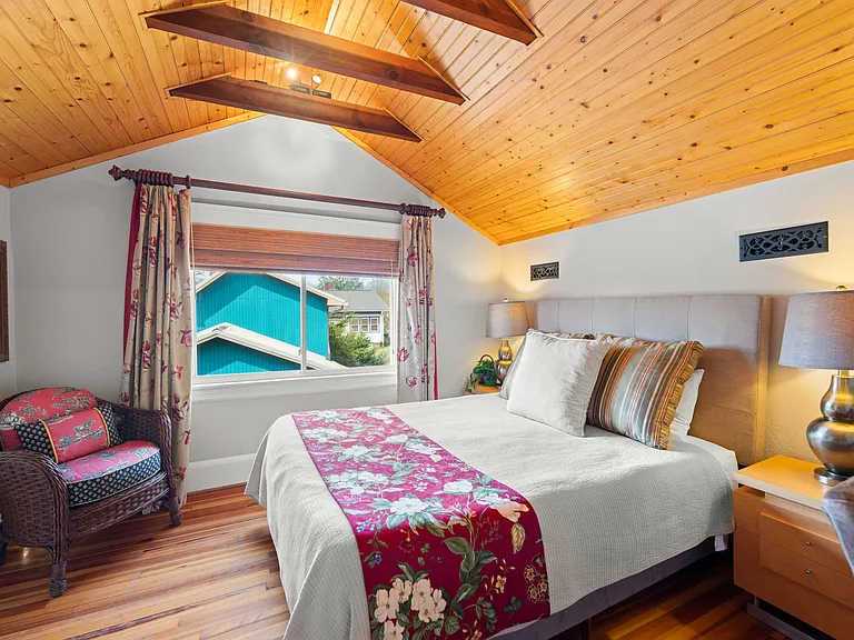 Queen Bedroom - 2nd floor