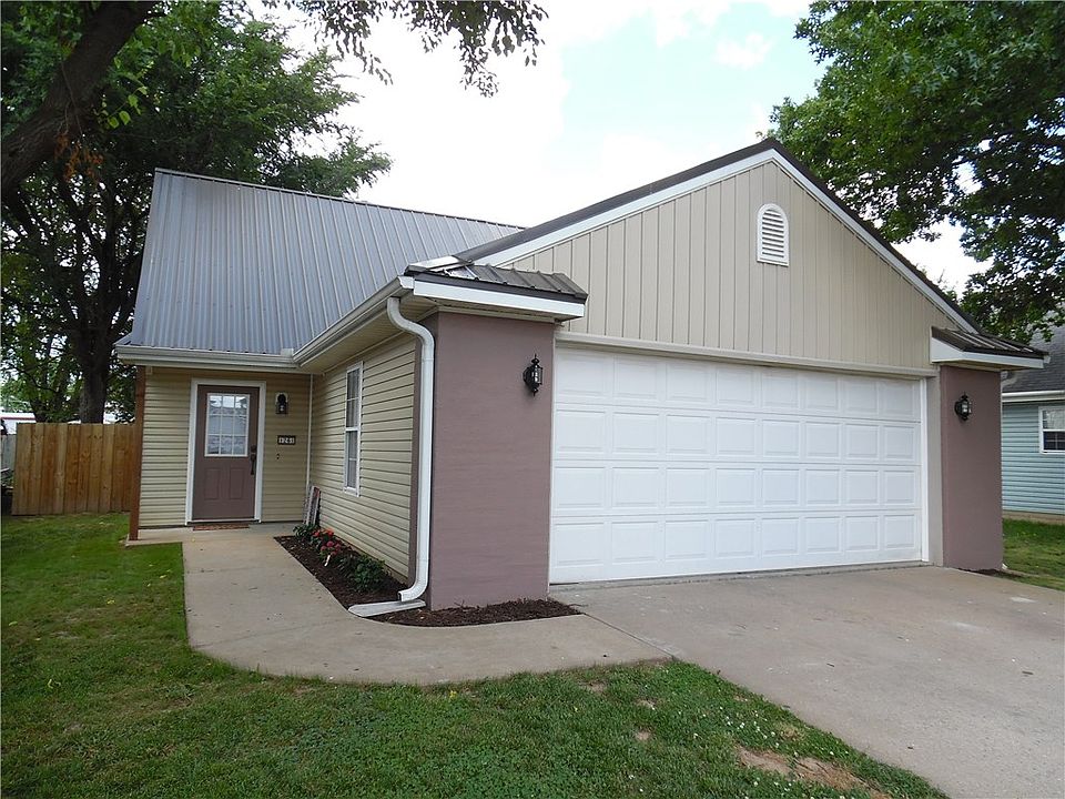 1st image of 1261 W Bishop Dr