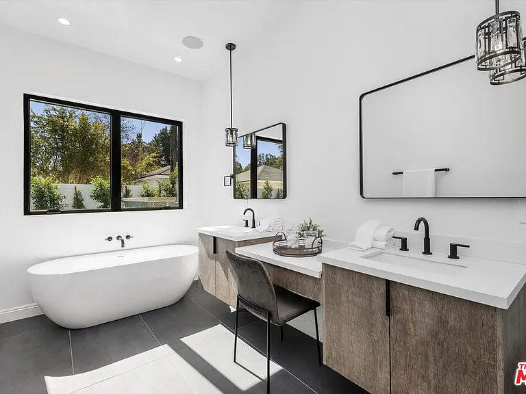 14602 Morrison St — Photo 14