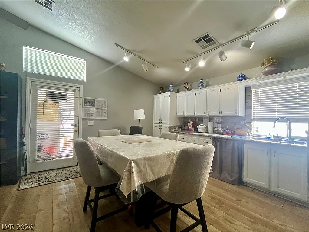 3 bed, 2.0 bath, 1302 sqft, $2,150 — Photo 4