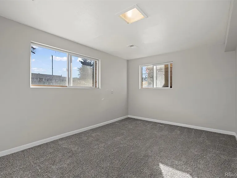 455 S Oak St — Photo 16