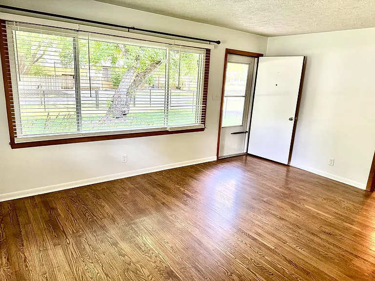 910 Gilbert Ave #1/2 — Photo 5