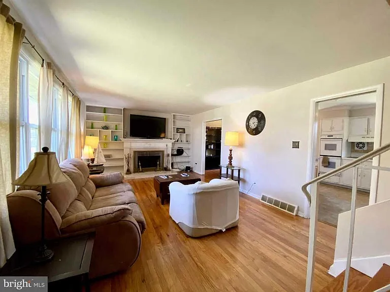 514 Ivydale Rd — Photo 5