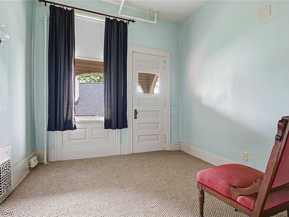 28th image of 1435 Market Ave N