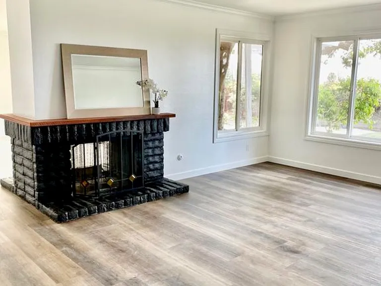 1894 Woodside Dr — Photo 2