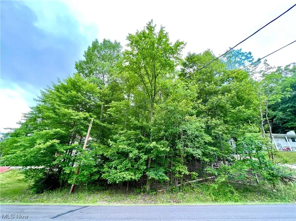 4 Niagara Trl, Malvern, OH 44644