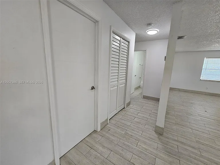 4621 SW 33rd Ave #1 — Photo 5
