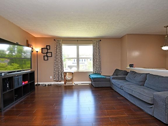 3rd image of 1391 Hazelgrove Dr
