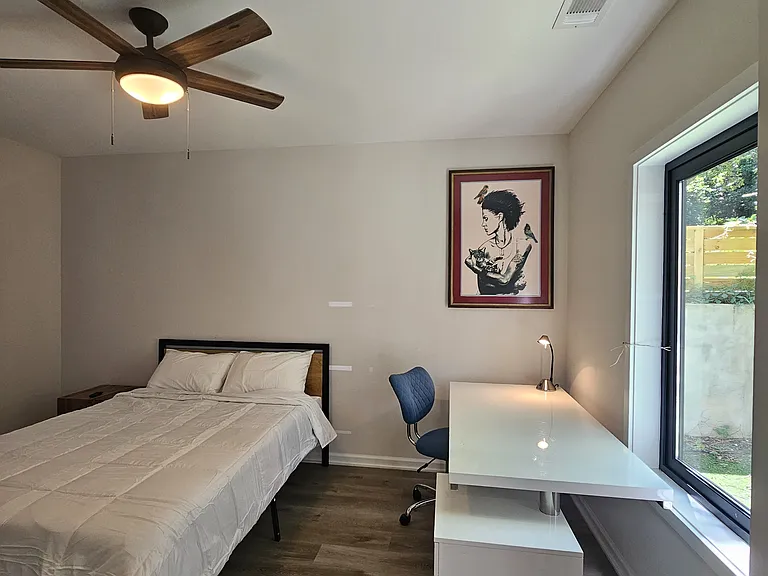 Large bedroom with Desk area (internet provided by owner)
