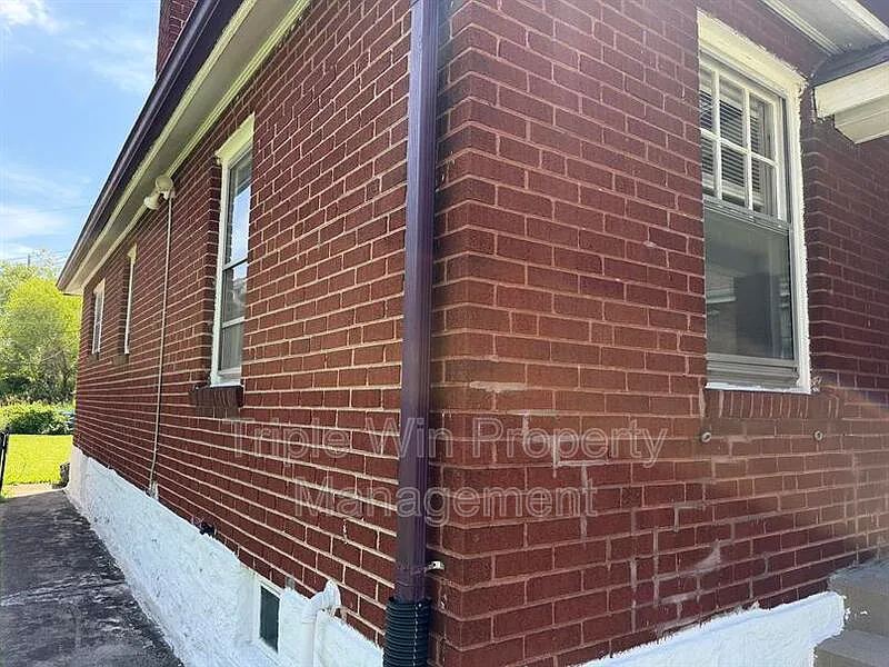 2 bed, 1.0 bath, 918 sqft, $1,050 — Photo 3