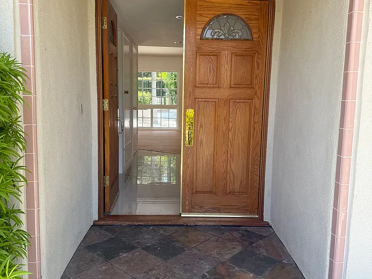 24316 Burbank Blvd — Photo 6