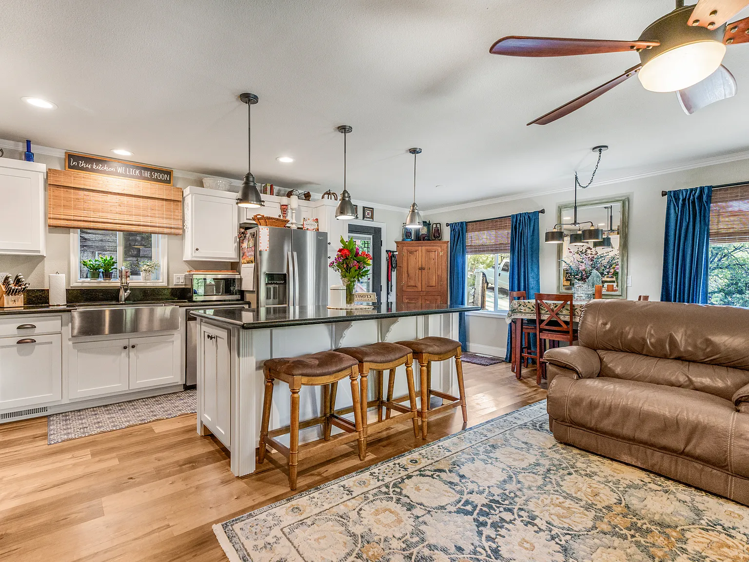 2 bed, 1040 sqft, $2,000 — Photo 4