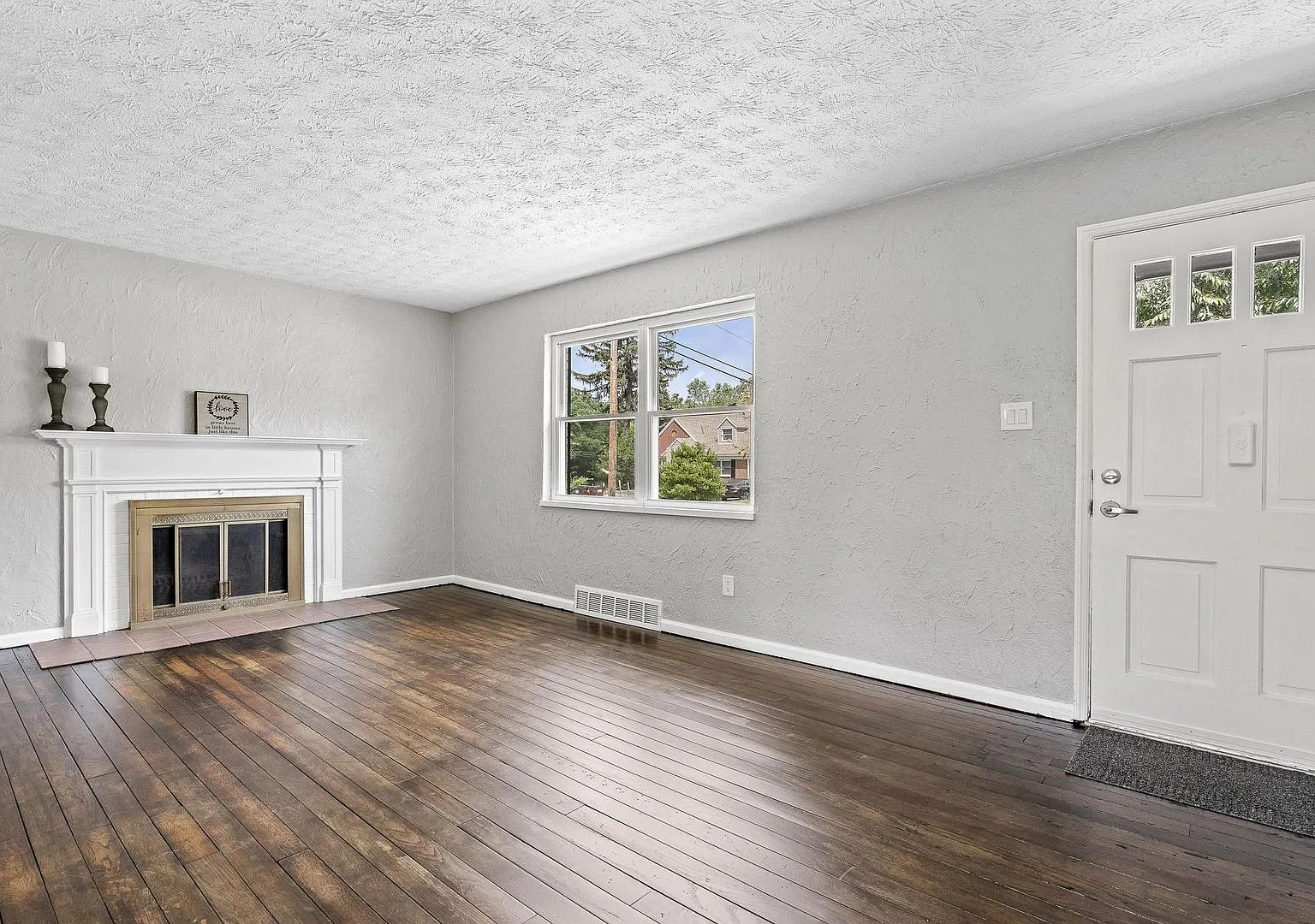Quaint 4 Bed Cap Cod in Kettering — Photo 4