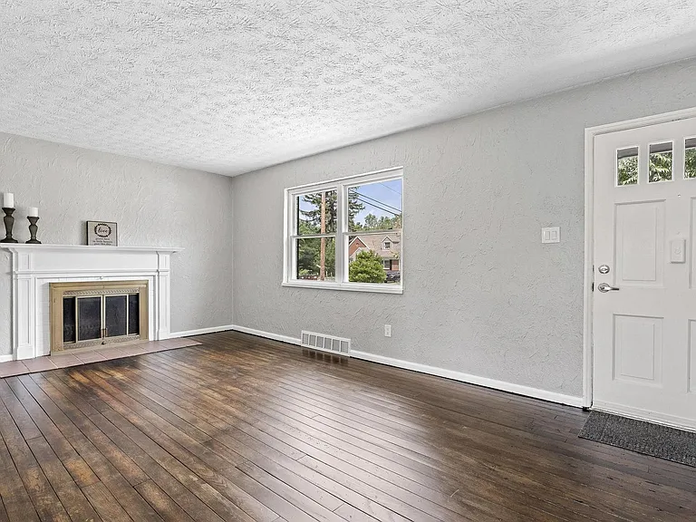110 S Bromfield Rd — Photo 4