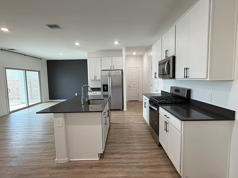 10442 W Guildford Ln — Photo 6