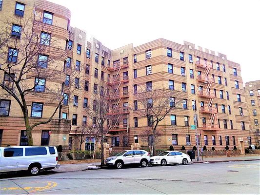 Sold by Thomas Lipovetsky, LREB | media 31