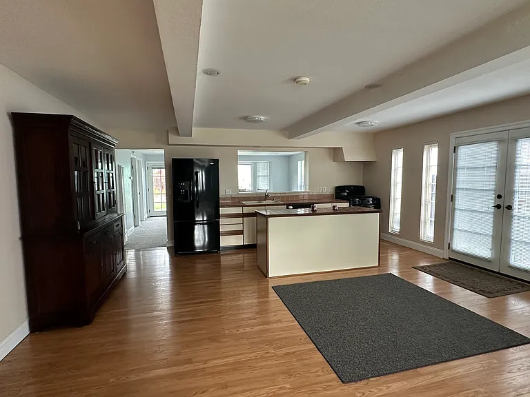 318 Bassett St — Photo 3