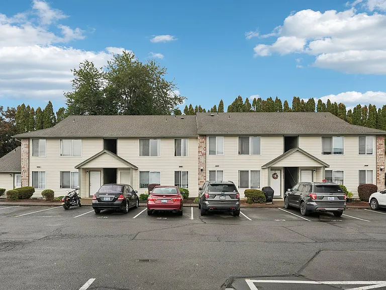 Stonehedge Court Apartments — Photo 8