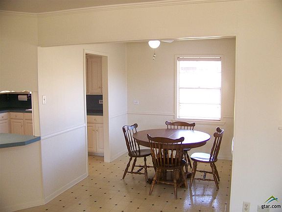 3rd image of 810 Circle Dr