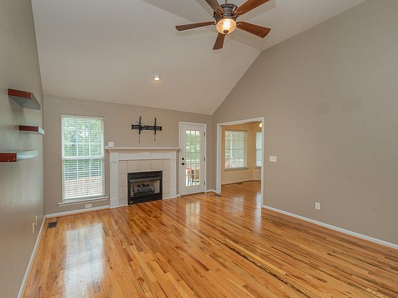 5th image of 864 Watsonia Dr