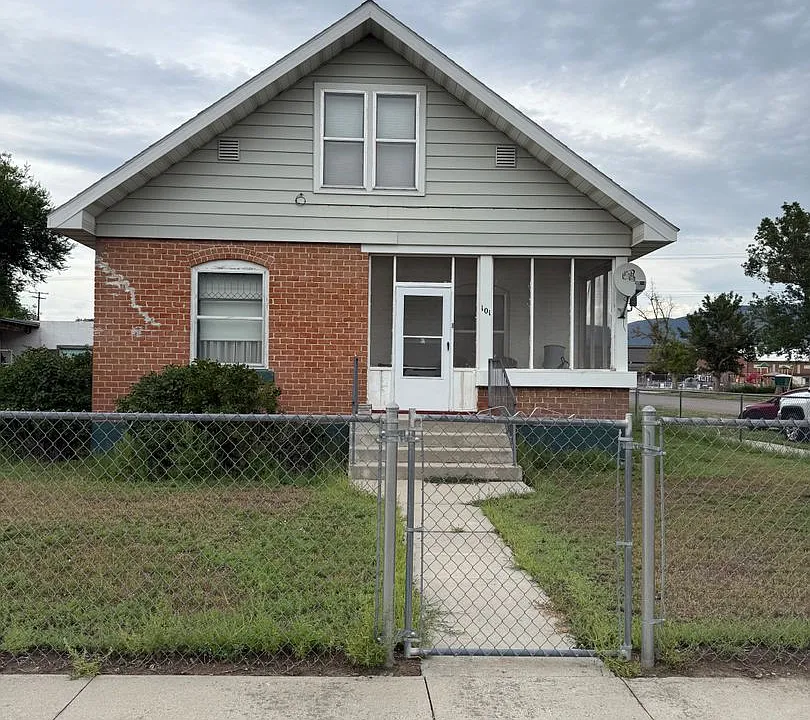 101 W 2nd St