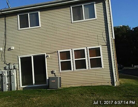 3rd image of 10 Forest Wood Ln